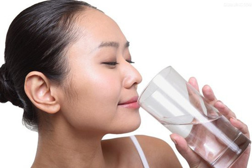 早晨喝水的好處 早餐喝水的好處有哪些