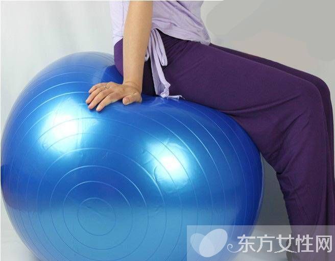 瑜伽健身球的玩法 這么鍛煉即簡單效果又好