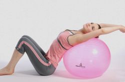 瑜伽健身球的玩法 這么鍛煉即簡(jiǎn)單效果又好
