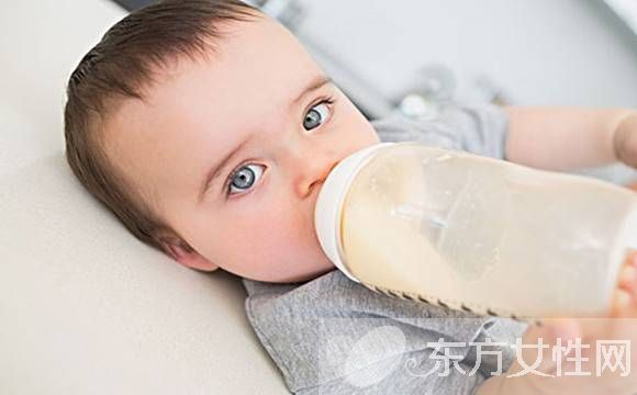 寶寶吐奶厲害的原因 這么做可有效防止寶寶吐奶哦