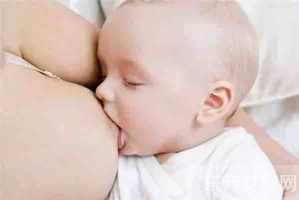 寶寶吐奶厲害的原因 這么做可有效防止寶寶吐奶哦