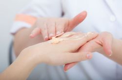 怎樣去除手上的皺紋 這些手部護(hù)理小妙招效果棒棒噠