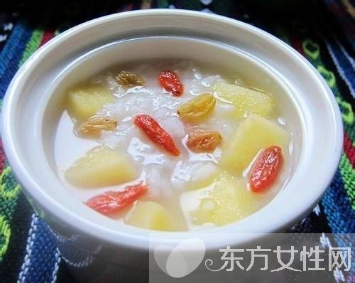 胸前長痘痘的原因有哪些　這些食療方法很見效哦