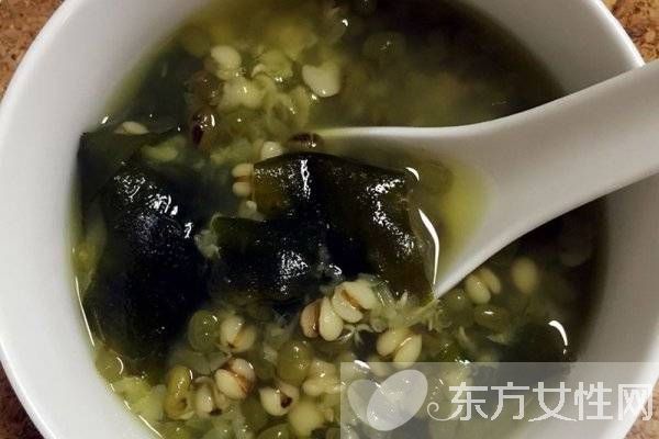 胸前長痘痘的原因有哪些　這些食療方法很見效哦