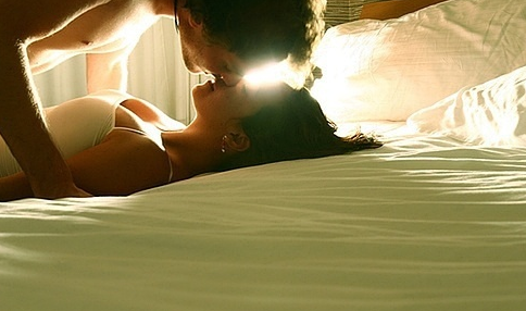 走錯(cuò)房間上錯(cuò)床 錯(cuò)睡領(lǐng)導(dǎo)美妻