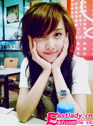 俏麗女人含淚勸誡勿當(dāng)空姐