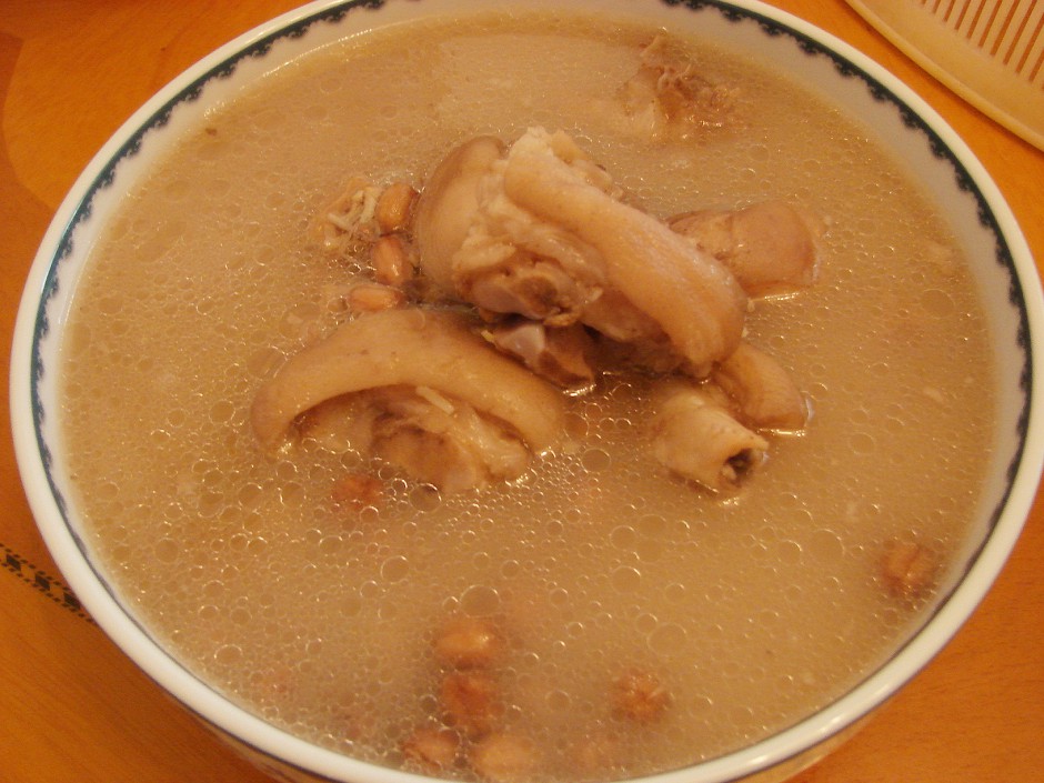 豬腳燉花生的兩大家常做法及營養(yǎng)功效