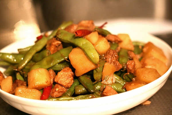 豆角燉土豆的家常做法  絕對(duì)滿足你的胃