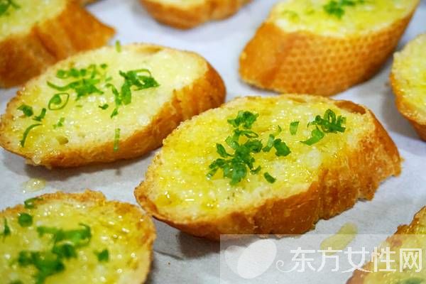法式經(jīng)典早餐 蒜香法棍面包的做法大公開