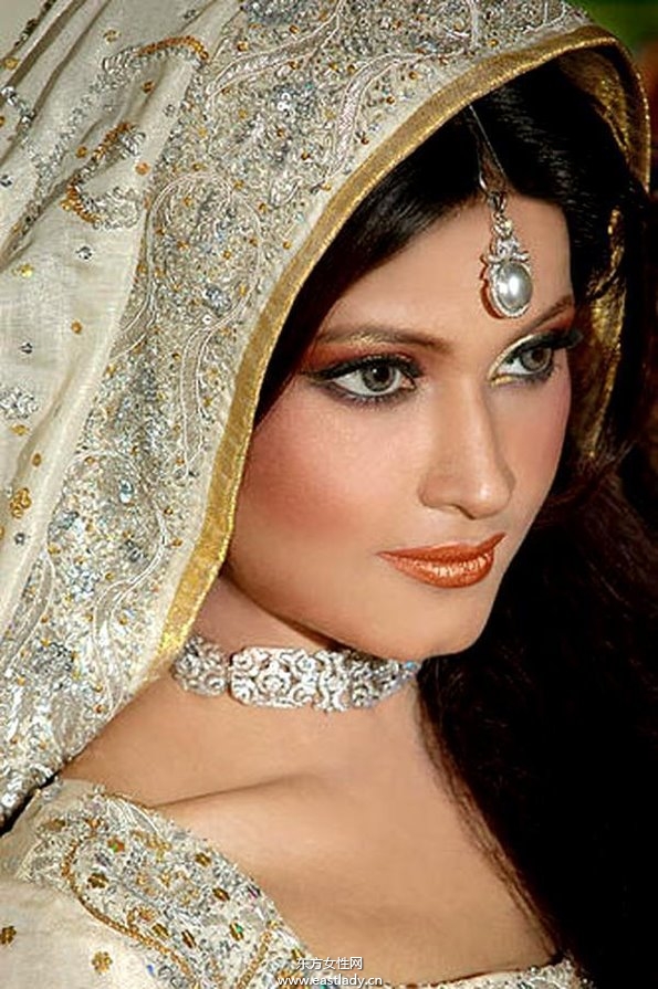 印度新娘展現(xiàn)奢華美艷氣質(zhì)