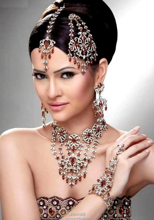 印度新娘展現(xiàn)奢華美艷氣質(zhì)