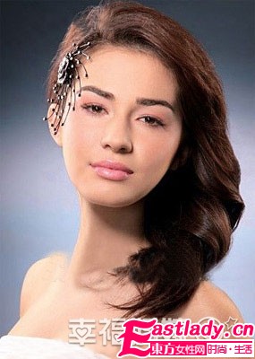 浪漫卷發(fā)演繹新娘的柔美端莊 提升婚禮亮點(diǎn)