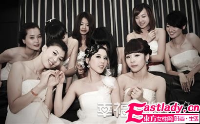 帶著伴娘拍婚紗照 伴娘團(tuán)俏麗 女人幫