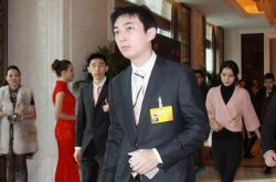 王思聰?shù)耐夤钦l 國(guó)民老公強(qiáng)大后臺(tái)背景太驚人