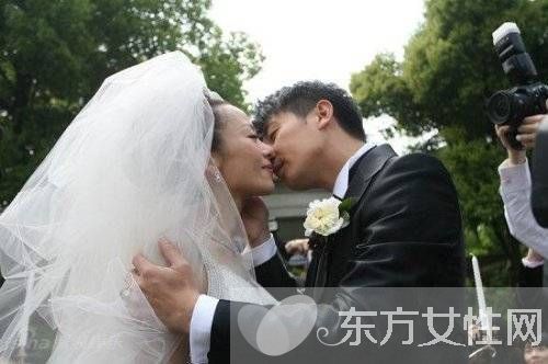 揭保劍鋒老婆何珈好家庭背景 兩人結婚照曝光網友稱好丑