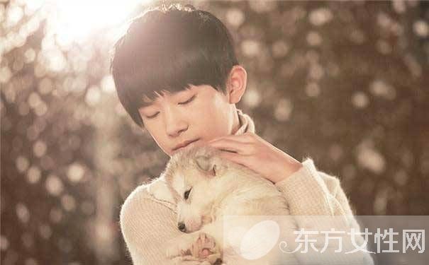 易烊千璽真實(shí)家庭背景 tfboys年收入居然這么高