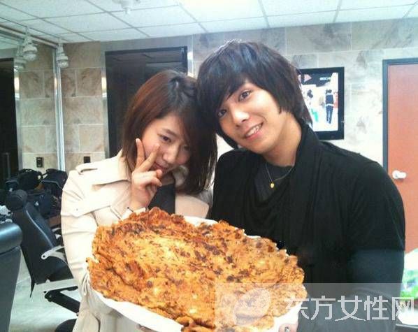 李弘基女友是樸信惠 兩人互動頻繁關(guān)系非同一般