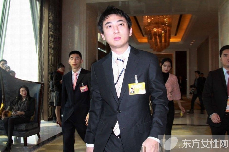 王思聰?shù)耐夤钦l 國民老公強大后臺背景太驚人