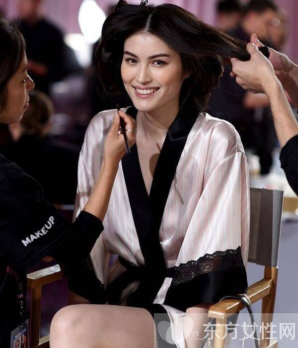 中國(guó)超模何穗整容了嗎 走紅前照片簡(jiǎn)直不敢看