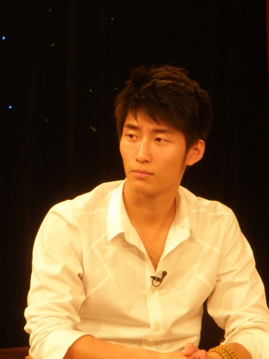 竇驍胸毛尷尬全露 揭竇驍周冬雨之間的曖昧故事