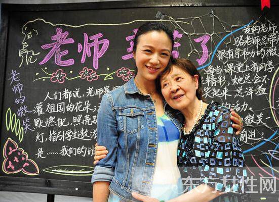 湯唯挺孕肚回母校照片 親自烹飪東坡肉看望恩師