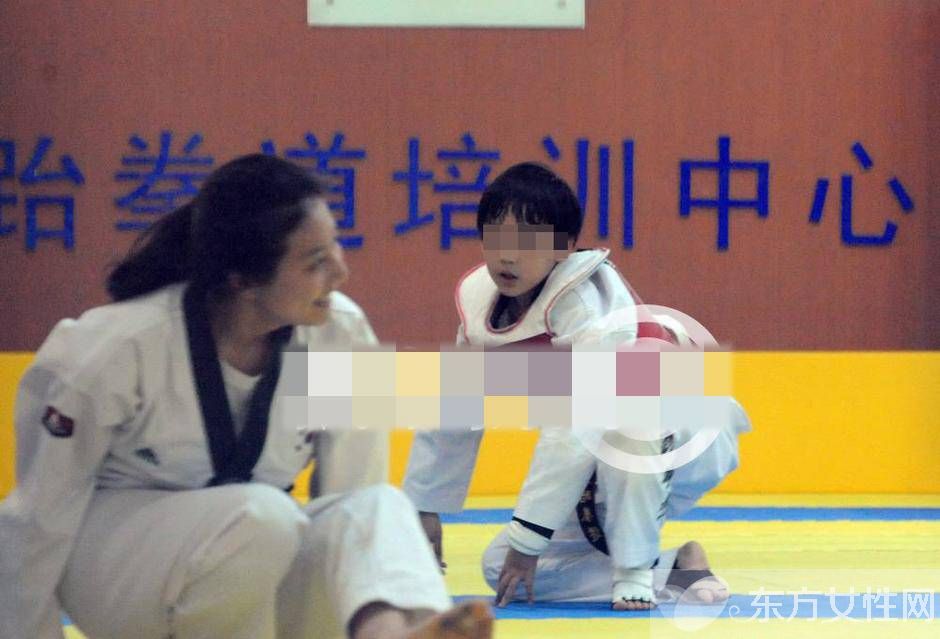 吳秀波妻子尚潔現(xiàn)身機場 兩個兒子近照曝光