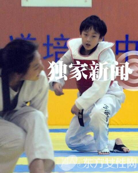 吳秀波妻子尚潔現(xiàn)身機場 兩個兒子近照曝光