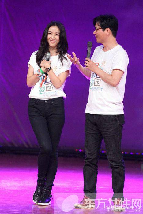 湯唯挺孕肚回母校照片 親自烹飪東坡肉看望恩師