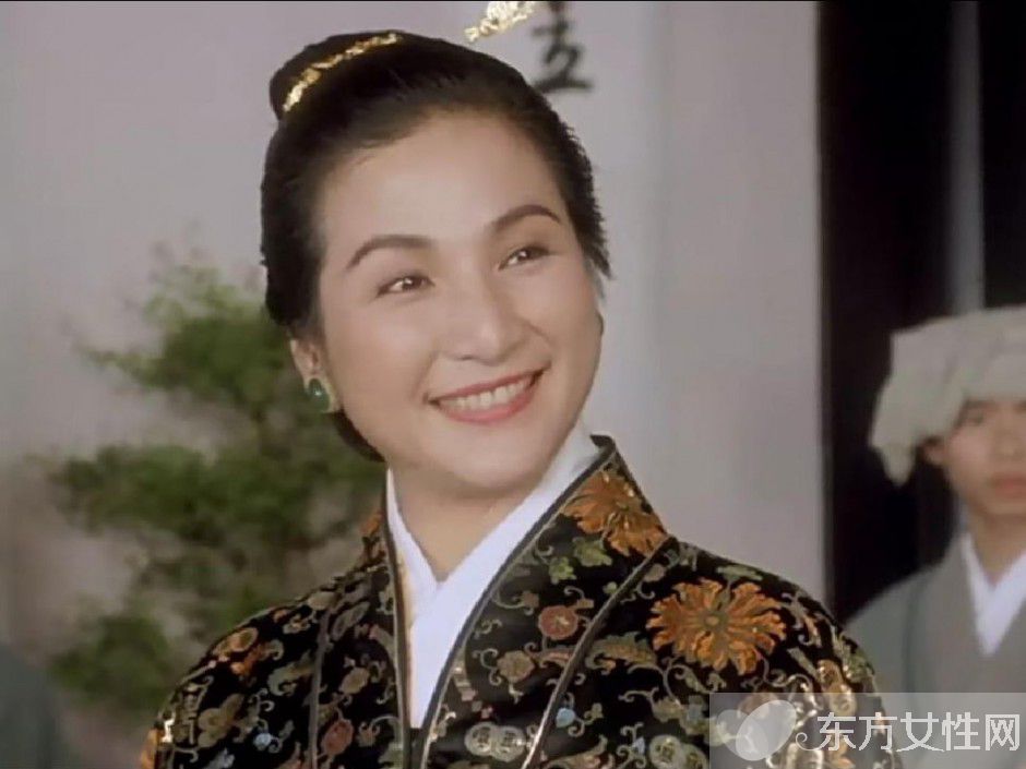 鄭佩佩個人資料 鄭佩佩炮轟張柏芝惹粉絲怒罵