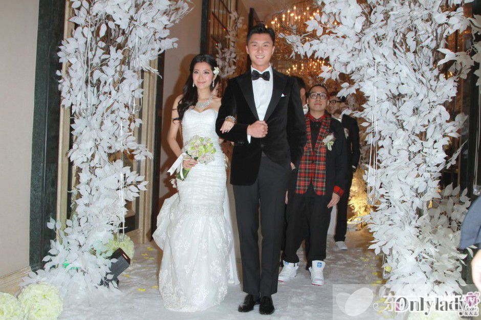 王浩信老婆陳自瑤個(gè)人資料 王浩信陳自瑤女兒曝光美過媽媽