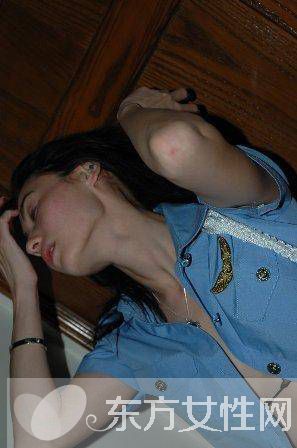 張柏芝運(yùn)動(dòng)裝素顏擠地鐵少女氣息十足 張柏芝門照艷全集圖片