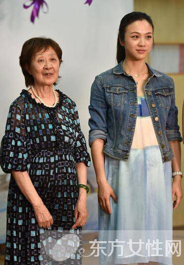 湯唯挺孕肚回母校照片 親自烹飪東坡肉看望恩師