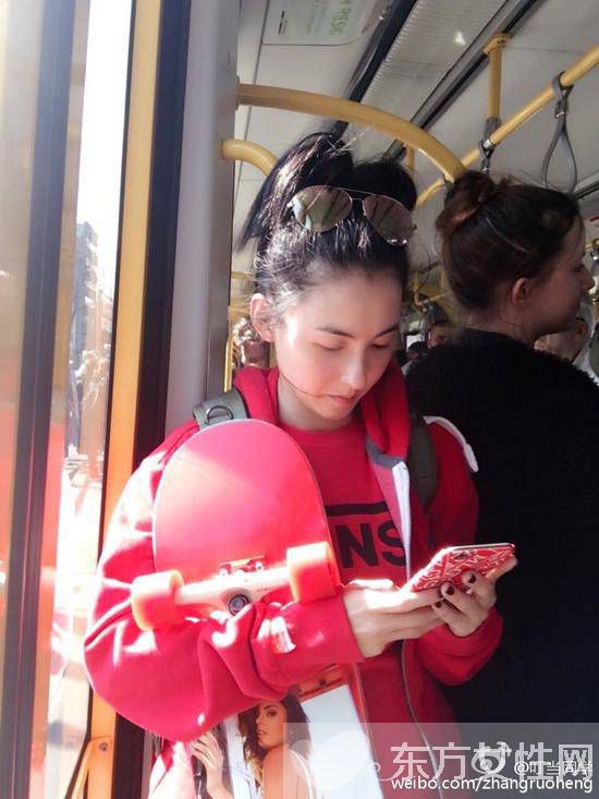 張柏芝運(yùn)動(dòng)裝素顏擠地鐵少女氣息十足 張柏芝門照艷全集圖片