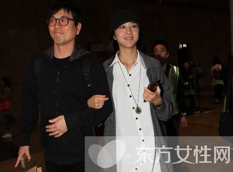 湯唯挺孕肚回母校照片 親自烹飪東坡肉看望恩師