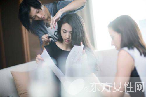 湯唯挺孕肚回母校照片 親自烹飪東坡肉看望恩師