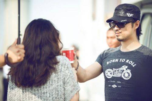 章子怡簡歷曝光 章子怡赤腳插花被贊賢惠