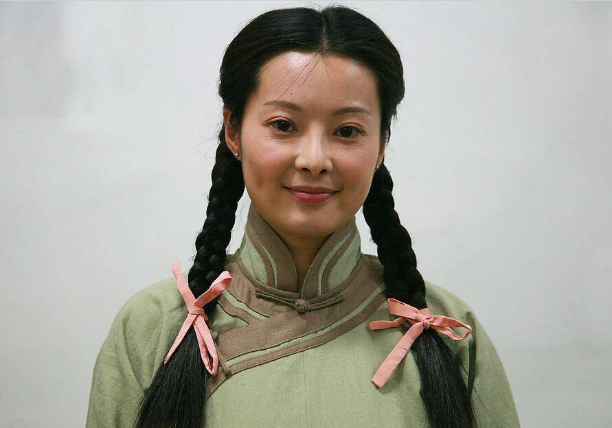 袁立透視裝臀部豐滿 網(wǎng)友嘆其 作風太大膽