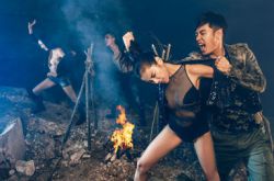 伊一微博分享跑步美圖 白毛衣黑皮褲霸氣又嫵媚