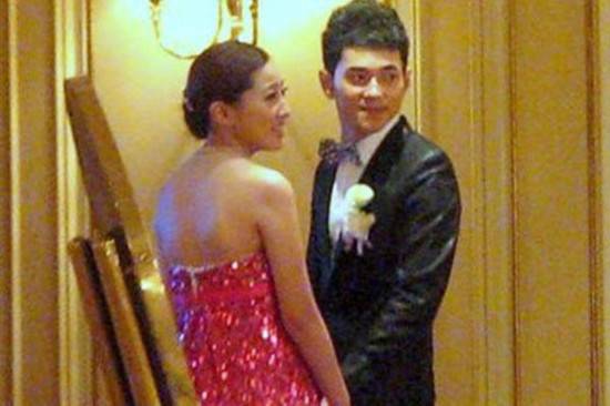 主持人李晨老婆趙瓊背景資料 李晨連發(fā)三條微博報(bào)母子平安