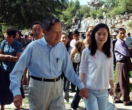 述楊振寧與前妻杜致禮師生之戀 楊振寧和翁帆相差54歲勇敢結(jié)婚