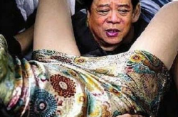央視名嘴趙忠祥簡歷 趙忠祥在美女兩腿之間性丑聞曝光