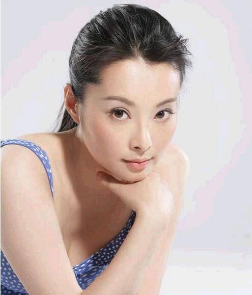 袁立透視裝臀部豐滿 網(wǎng)友嘆其 作風太大膽