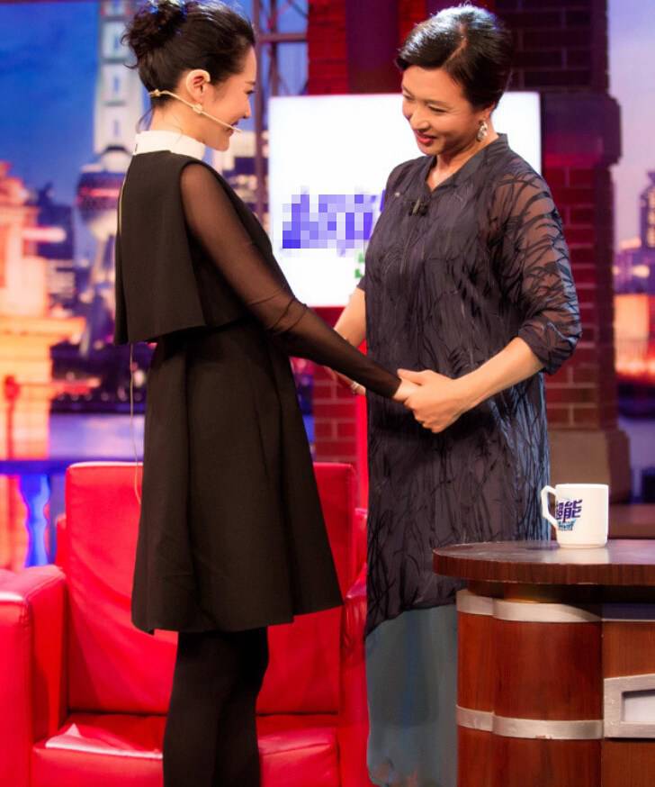 梨渦女神許晴結(jié)婚了嗎 許晴微博曬床照遭網(wǎng)友調(diào)侃沒穿上衣