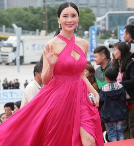 楊舒婷和孔令輝什么關(guān)系 楊舒婷大胸性感比基尼照遭扒