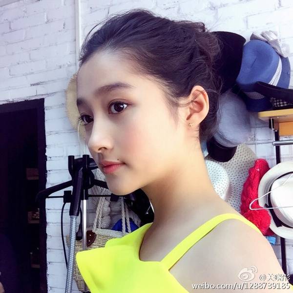 一仆二主楊樹苗扮演者關(guān)曉彤資料 揭關(guān)曉彤驚人家庭背景