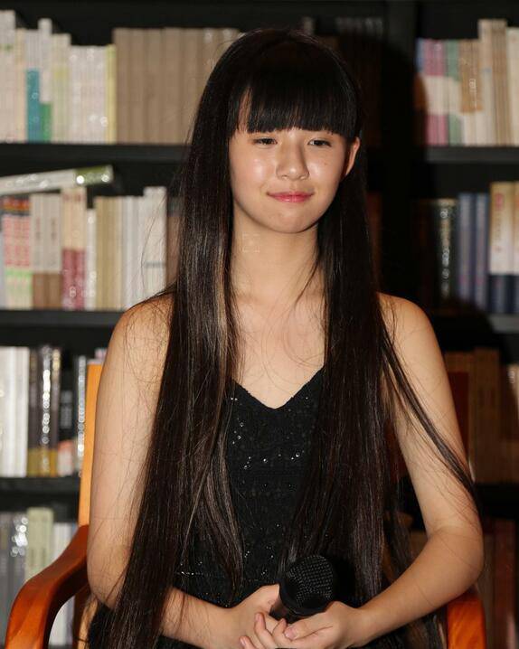 小彩旗老公是誰(shuí) 楊麗萍外甥女小彩旗成名之路大揭秘