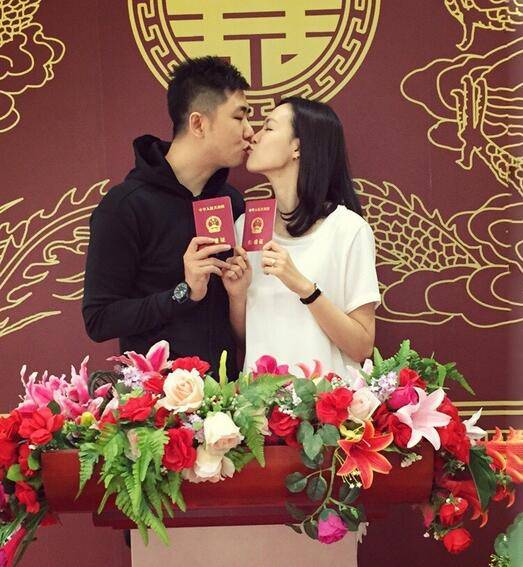 李艾領(lǐng)證甜蜜親吻照曝光 老公張徐寧背景個人資料