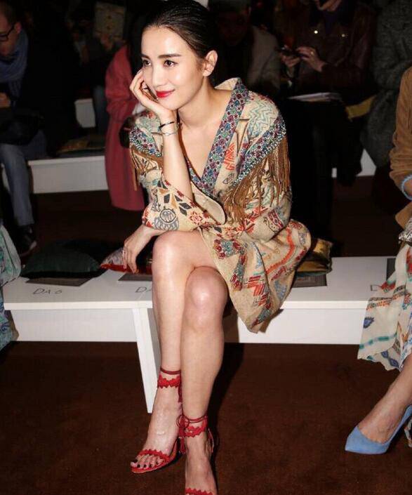 小花老師宋佳曾當(dāng)小三 大尺度全裸劇照曝光