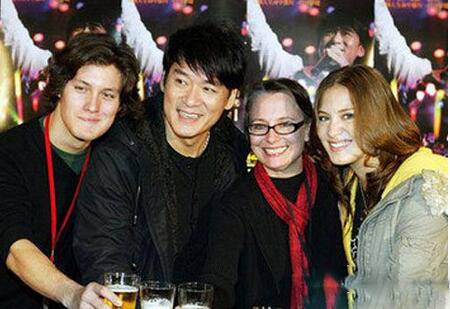 周華健妻子康梓蘭個(gè)人資料 19歲混血女兒近照曝光