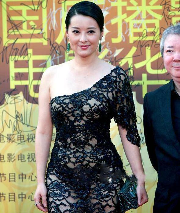 袁立透視裝臀部豐滿 網(wǎng)友嘆其 作風太大膽